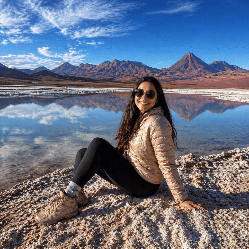 Mulher sorrindo na lagoa do Atacama Chile em viagem inesquecível pelo deserto