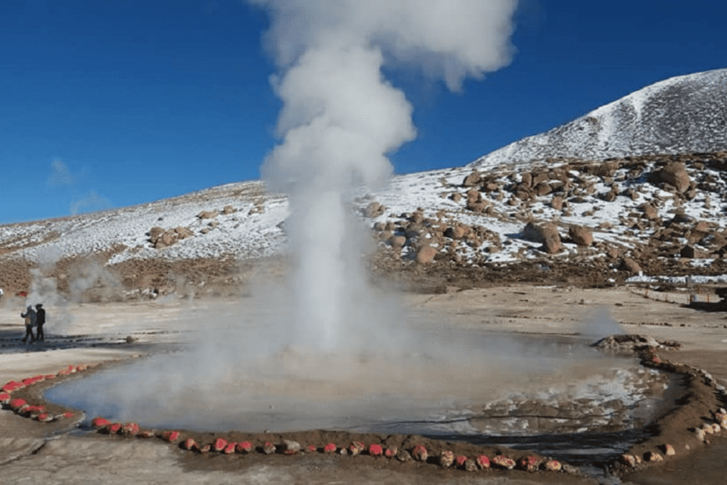 Colunas de vapor saindo dos Geysers del Tatio ao amanhecer nas montanhas do Atacama. Imagem representando o tour guiado com café da manhã premium para brasileiros no Chile.