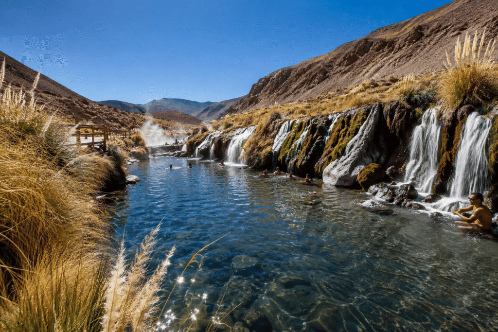 iscinas naturais de águas termais das Termas de Puritama escondidas em um cânion no Deserto do Atacama
